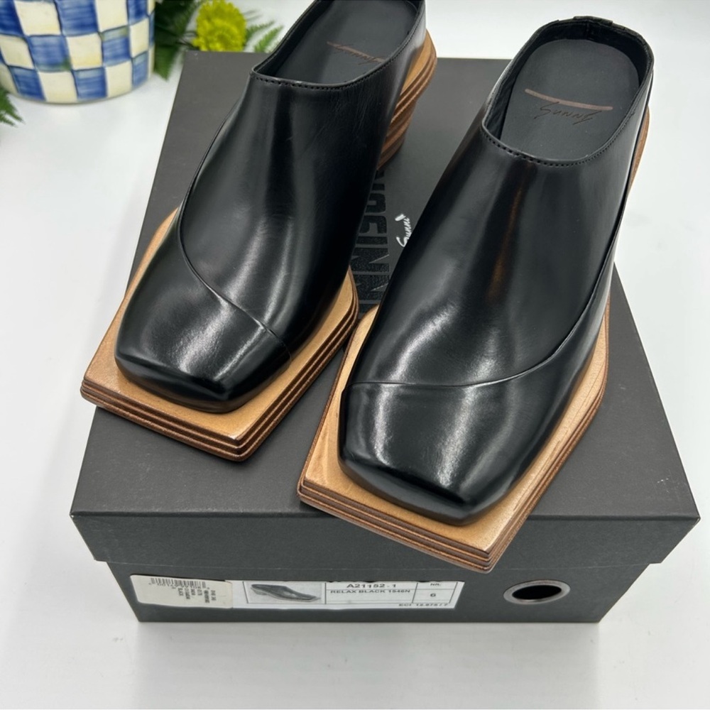 Women’s Sunni Sunni stacked heel , mule. Size 6